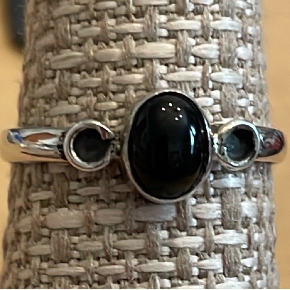 Size 9 Pretty Black Onyx and stamped Silver Ring - Picture 1 of 6